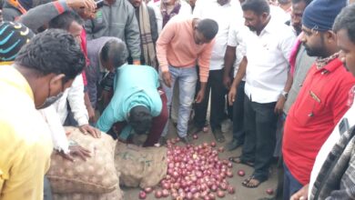 Photo of सांगलीच्या विष्णुअण्णा फळ मार्केटमध्ये कांदा उत्पादक शेतकर्‍यांनी या कारणामुळे बंद पाडला लिलाव;का आले कांदा उत्पादक शेतकऱ्यांच्या डोळ्यात पाणी