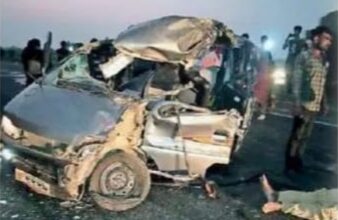 Photo of थांबलेल्या मालट्रकवर कारची पाठीमागून धडक, मुंबईचे पिता-पुत्र अपघातात   ठार;दोघे जखमी