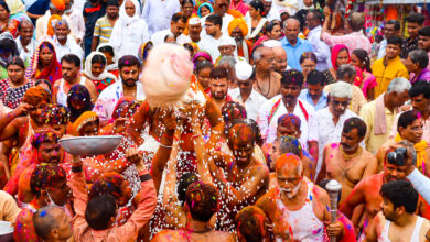 Photo of कुंकू, बुक्क्याची उधळण करीत महाव्दार काला  साजरा