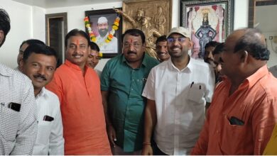 Photo of व्यापारी उद्योग सेलच्या पदाला एक वर्ष पूर्ण होताच केक कापून केली वर्षपूर्ती साजरी