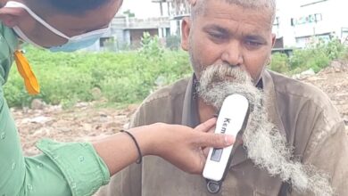 Photo of पंढरीचा सलमान रस्त्यावर जगत असलेल्या अनेक मनोरुग्णांना दाखवतोय घरापर्यंतची वाट