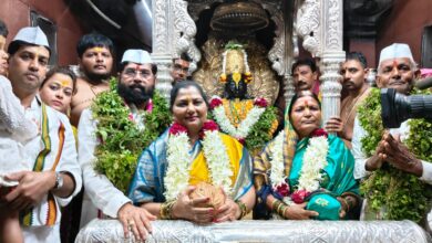 Photo of बा विठ्ठला समाजातील प्रत्येक घटकाला सुखी, समृद्ध कर – मुख्यमंत्र्यांचे विठ्ठलाच्या चरणी साकडे