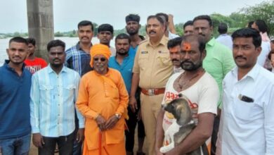 Photo of त्या महाराजांना तालुका पोलीस व आपत्ती व्यवस्थापन टीमने काढले बाहेर