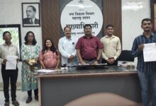 Photo of पंढरपूर नगरपरिषदेने ८ मयत कर्मचाऱ्यांचे वारसांना दिल्या अनुकंपा खाली नियुक्त्या