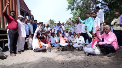 Photo of कासेगाव अनवली टाकळी ग्रामस्थ आक्रमक बायपास रस्त्याच्या खड्ड्यात केले वृक्षारोपण