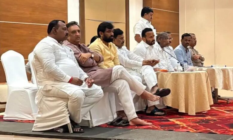 Photo of पुणे पदवीधर व शिक्षक मतदारसंघाच्या भाजपा-महायुतीच्या उमेदवारांना विजयी करण्यासाठी सोलापुरात महत्त्वपूर्ण बैठक संपन्न!